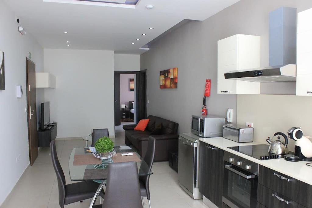 Sunny 2 Bedroom, 2 Bathrooms, Seaside Apt. Sliema Dış mekan fotoğraf