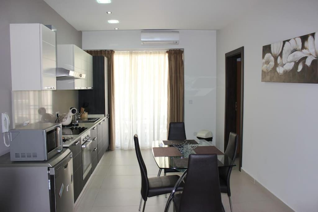 Sunny 2 Bedroom, 2 Bathrooms, Seaside Apt. Sliema Dış mekan fotoğraf
