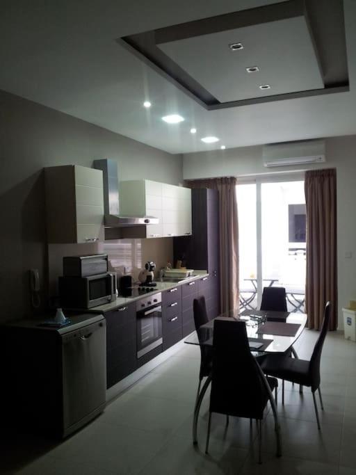 Sunny 2 Bedroom, 2 Bathrooms, Seaside Apt. Sliema Dış mekan fotoğraf