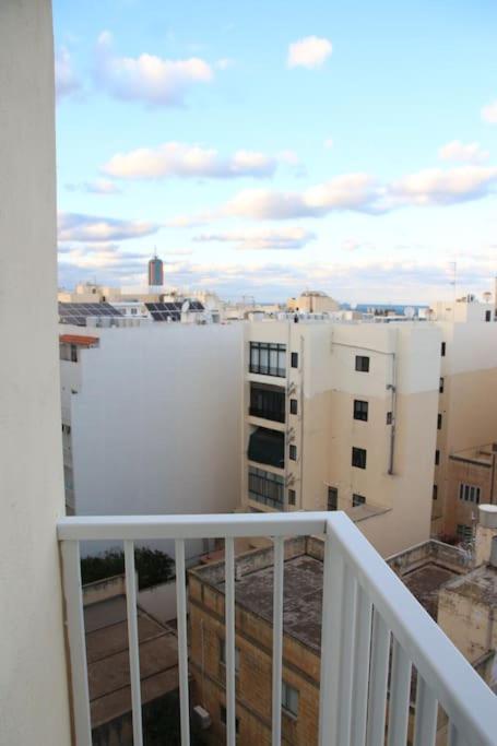 Sunny 2 Bedroom, 2 Bathrooms, Seaside Apt. Sliema Dış mekan fotoğraf