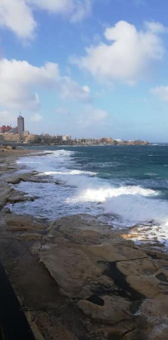 Sunny 2 Bedroom, 2 Bathrooms, Seaside Apt. Sliema Dış mekan fotoğraf