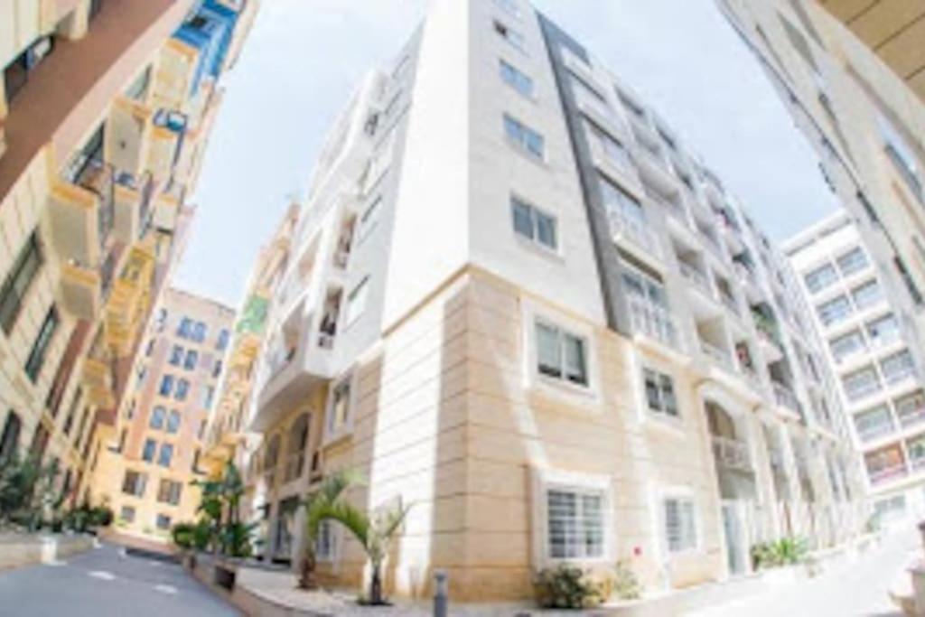 Sunny 2 Bedroom, 2 Bathrooms, Seaside Apt. Sliema Dış mekan fotoğraf