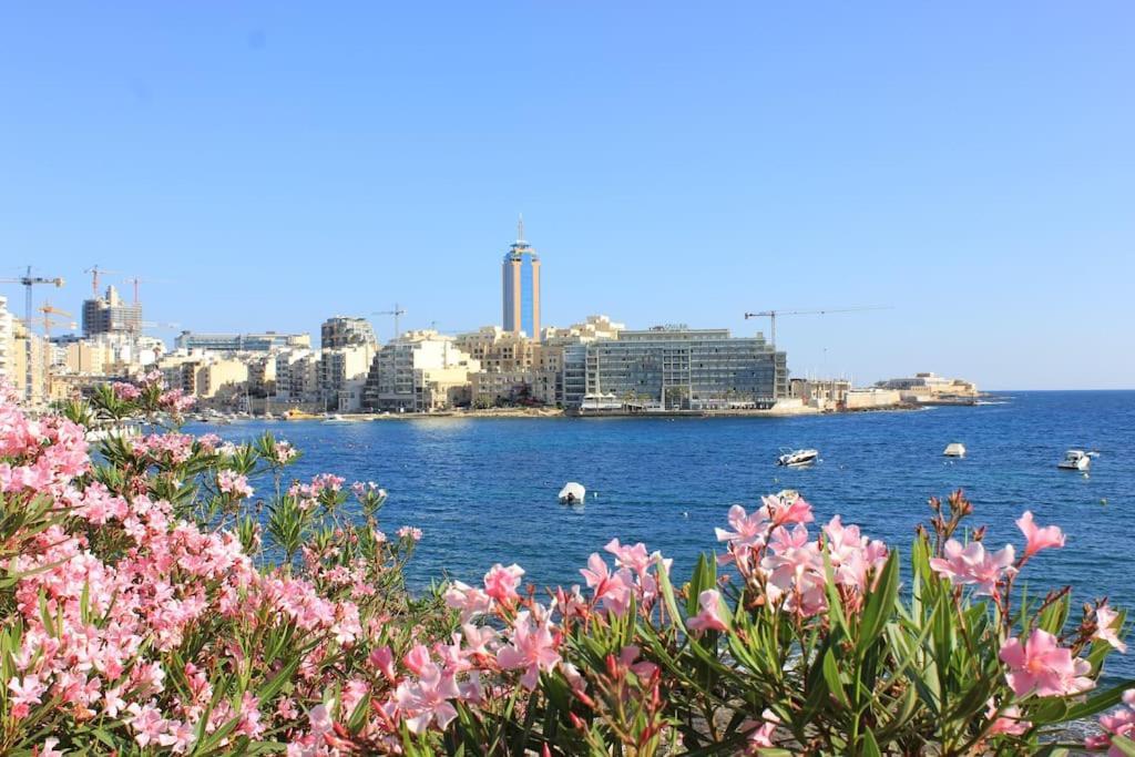 Sunny 2 Bedroom, 2 Bathrooms, Seaside Apt. Sliema Dış mekan fotoğraf
